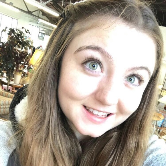 Meet your Posher, Emily - Picture 2 of 7